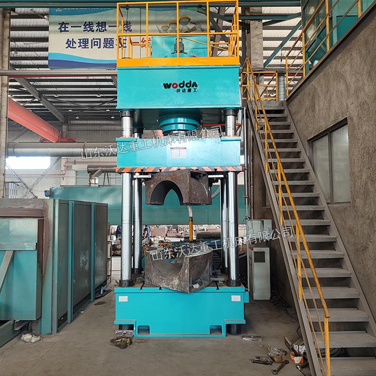 630噸熱壓彎頭成型液壓機(jī)現(xiàn)場(chǎng).jpg